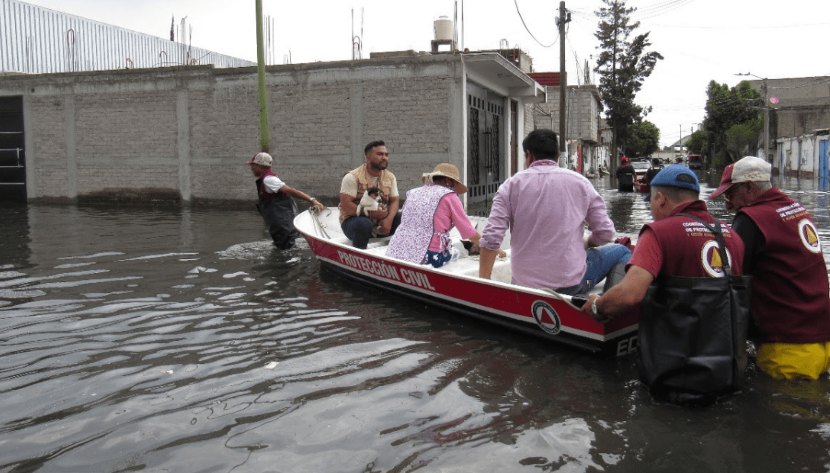 Brindan ayuda a vecinos afectados en Chalco